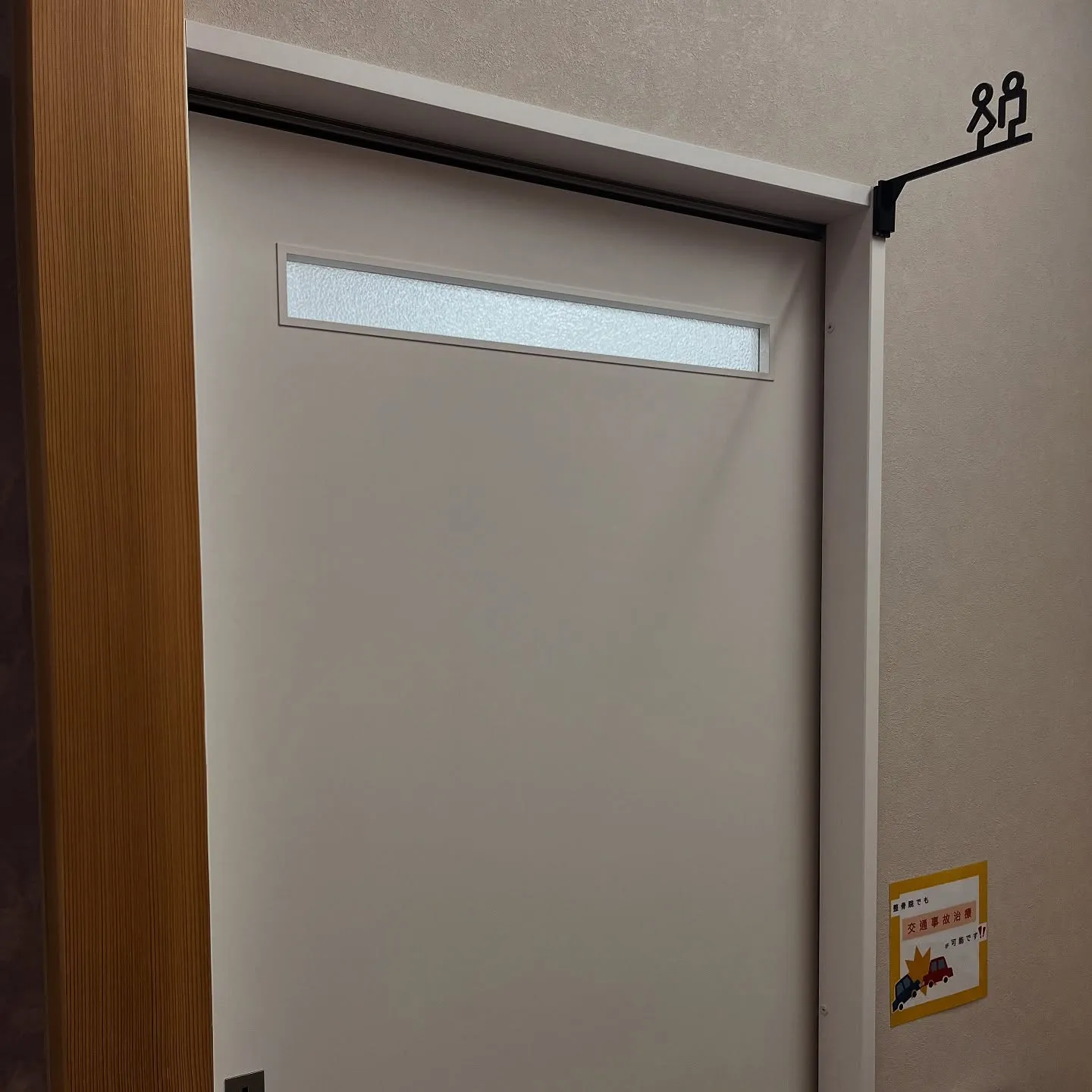 トイレの場所を分かりやすくする為に扉にシールを貼りました🚻