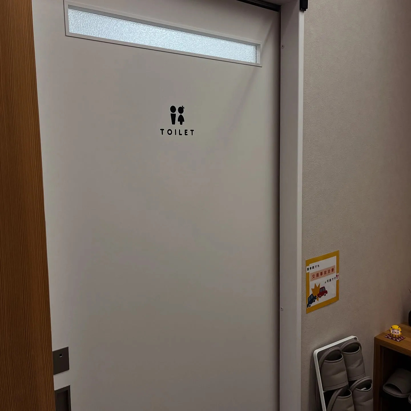 トイレの場所を分かりやすくする為に扉にシールを貼りました🚻