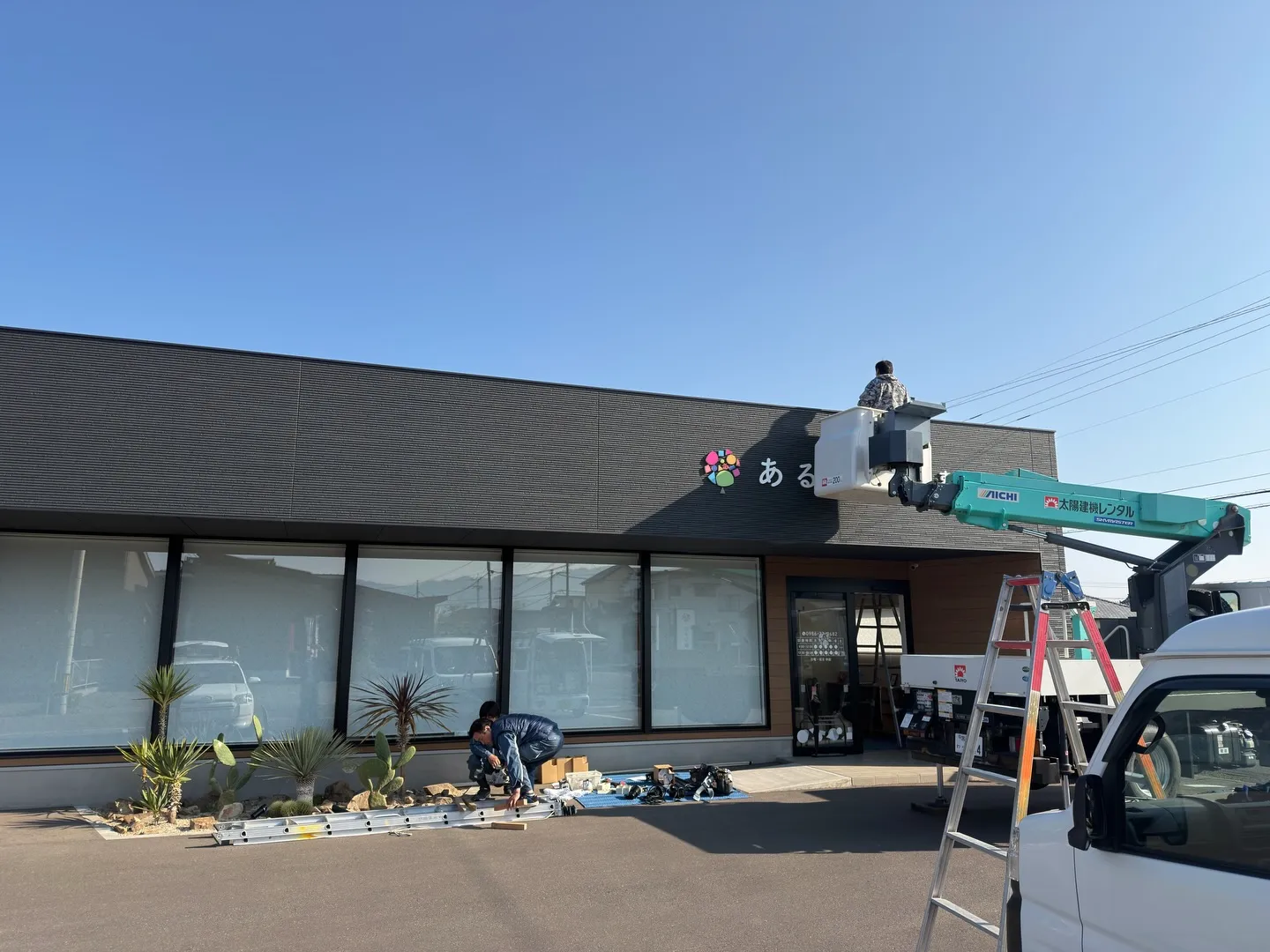 先日、看板に照明を設置しました😌