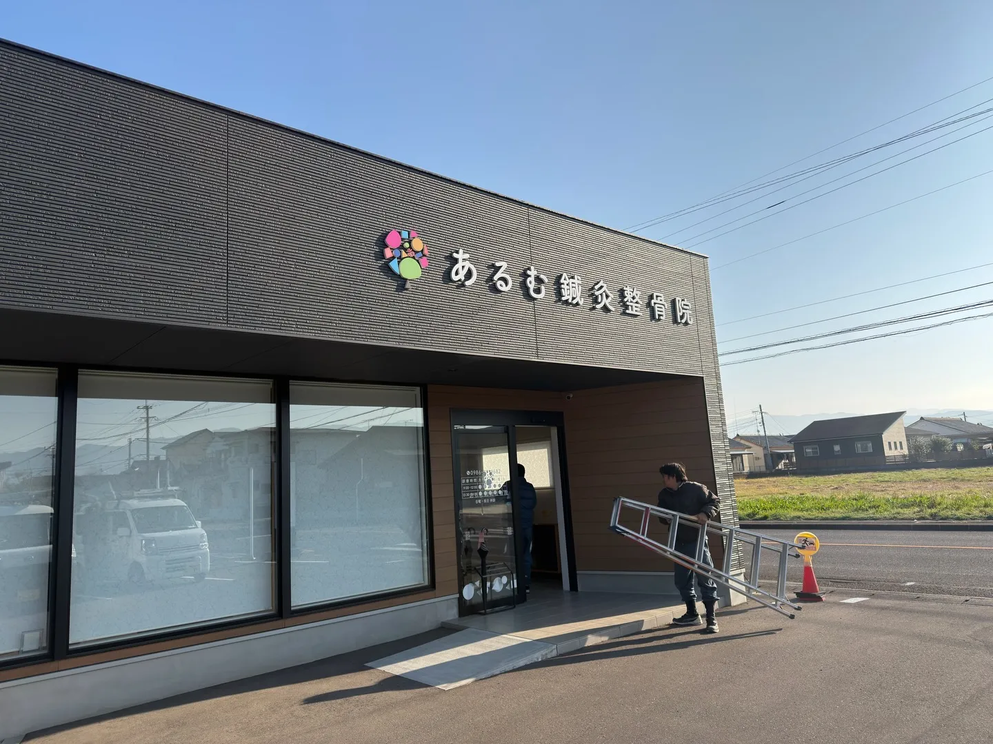 先日、看板に照明を設置しました😌