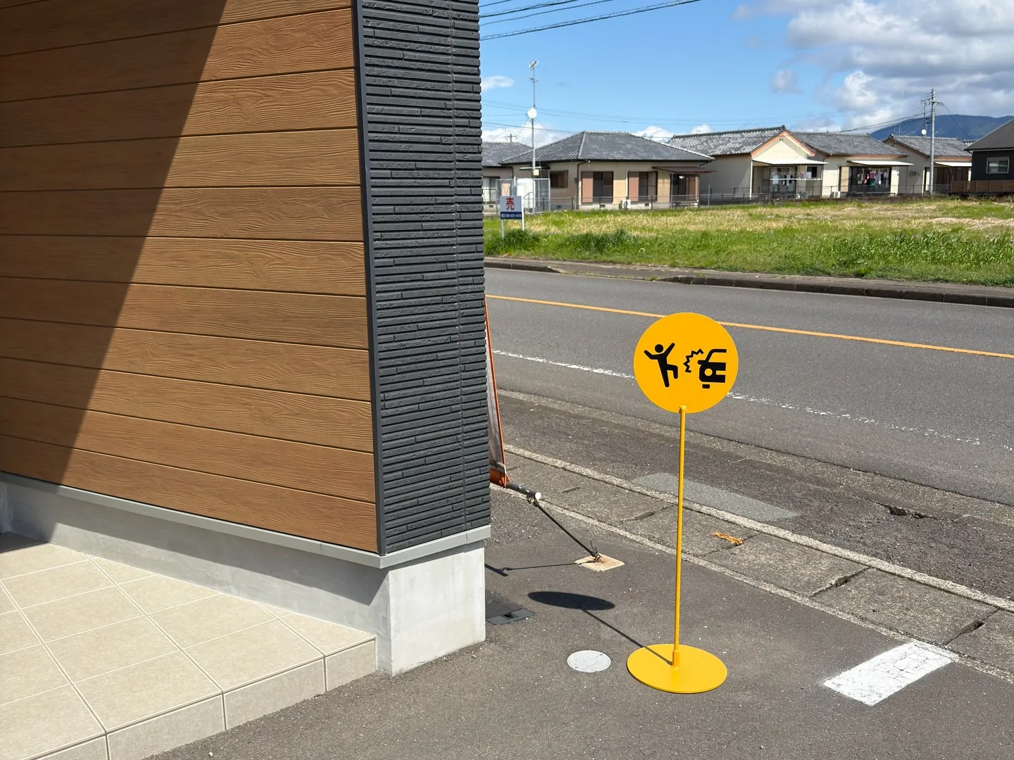 先日、看板に照明を設置しました😌